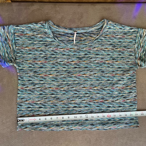Free People Women’s Size Medium Rainbow Wave Blue Green Boxy Cropped Tee Blouse - Picture 8 of 8